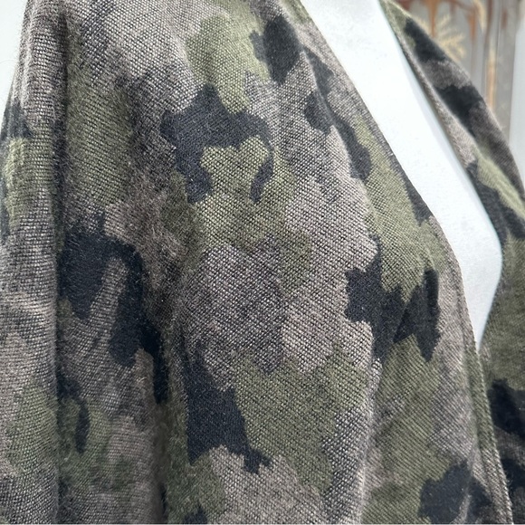 Lancioni 1973 Shawl Wrap Camoflauge Print Fringe Detail ONE SIZE FITS MOST - Picture 3 of 5